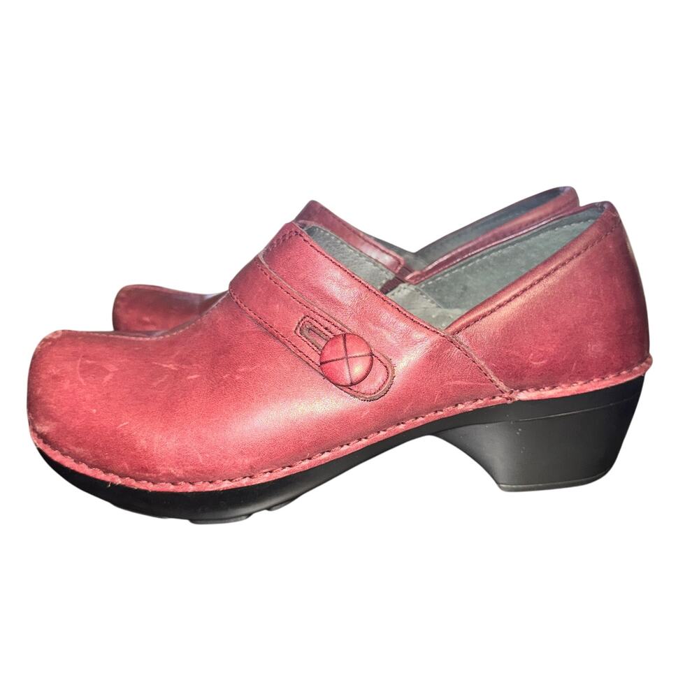 Dansko Solstice Clogs Women's Size 6.5 Red Leather Button Strap Comfort Shoe